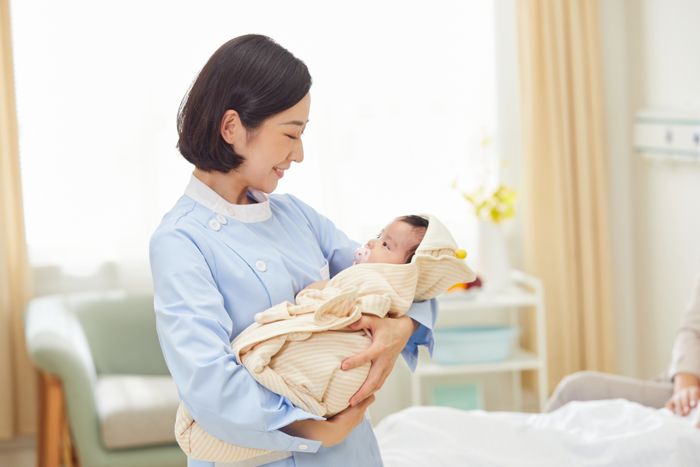 1637056396980585.jpg 攝圖網(wǎng)_501694182_高檔月子中心護工和嬰兒互動(企業(yè)商用).jpg
