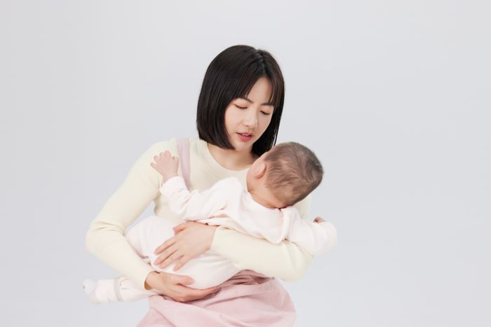 1639378691677495.jpg 攝圖網_501725324_抱著嬰兒小寶寶的月嫂(企業(yè)商用).jpg