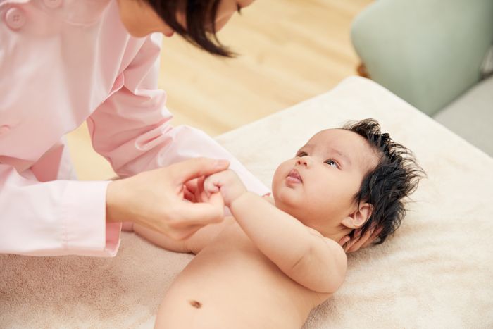 1647668718672627.jpg 攝圖網(wǎng)_501694446_高檔月子中心護(hù)工和嬰兒互動(企業(yè)商用).jpg