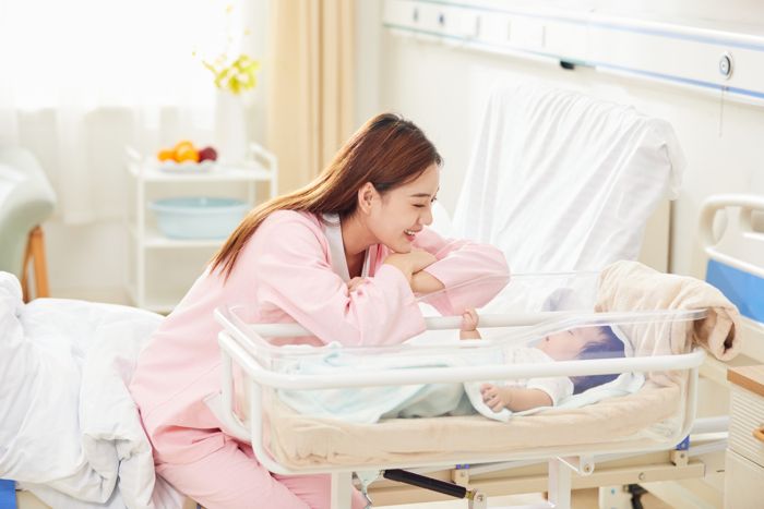 1648117016745001.jpg 攝圖網(wǎng)_501692287_banner_年輕媽媽和嬰兒車里的寶寶互動(企業(yè)商用).jpg