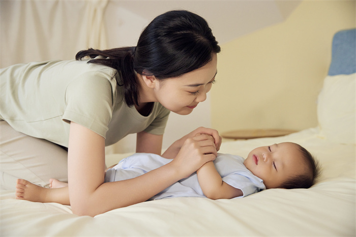 攝圖網(wǎng)_501776460_母嬰居家媽媽哄嬰兒睡覺(jué)（企業(yè)商用）.jpg